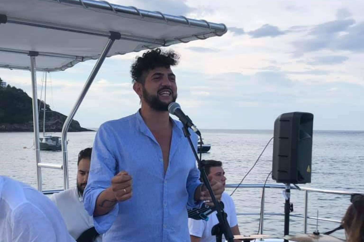 Celebrar eventos de empresa y otras actividades a bordo del catamarán Ciudad San Sebastián