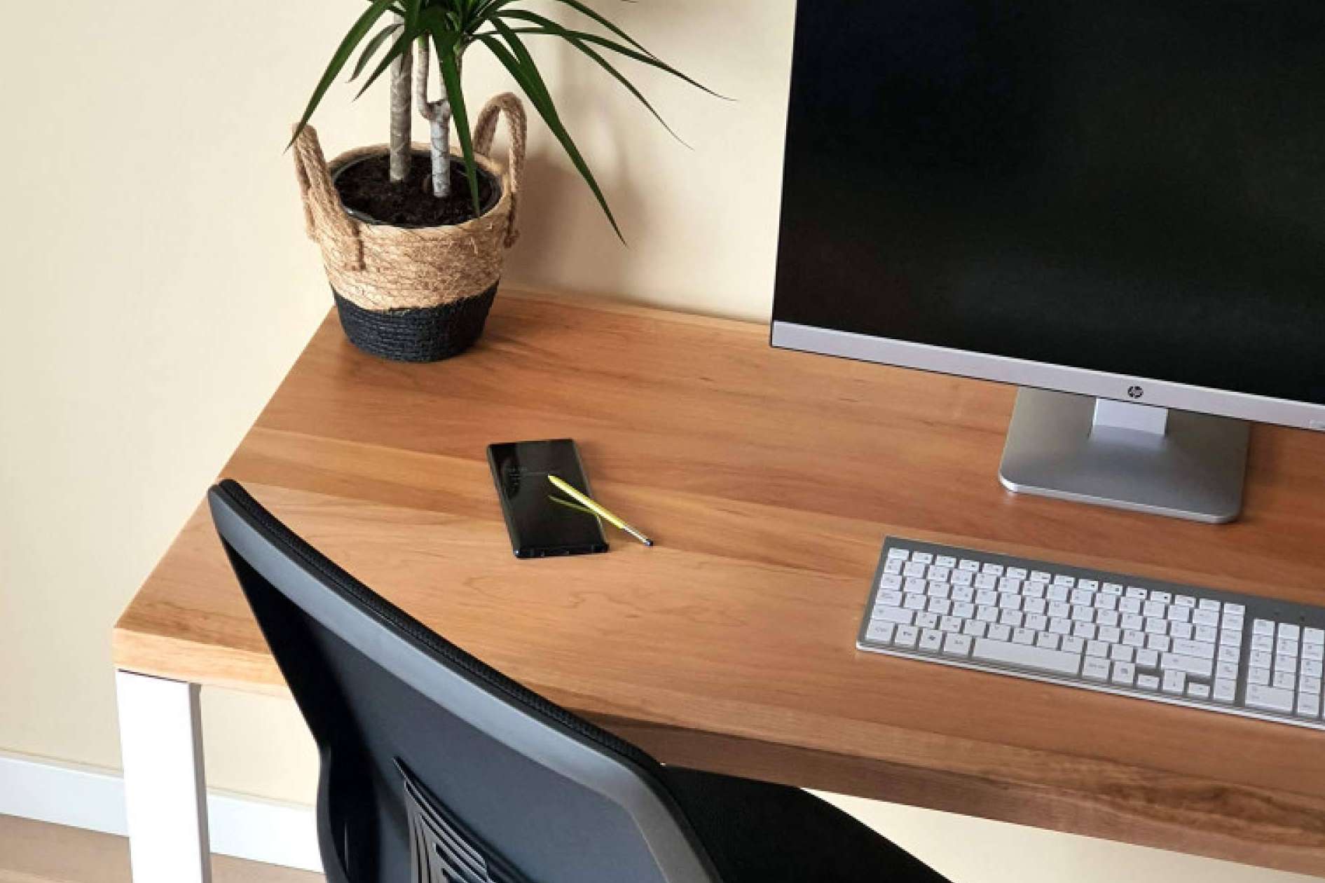 ErgoNatureWood diseña mesas y escritorios de madera natural maciza