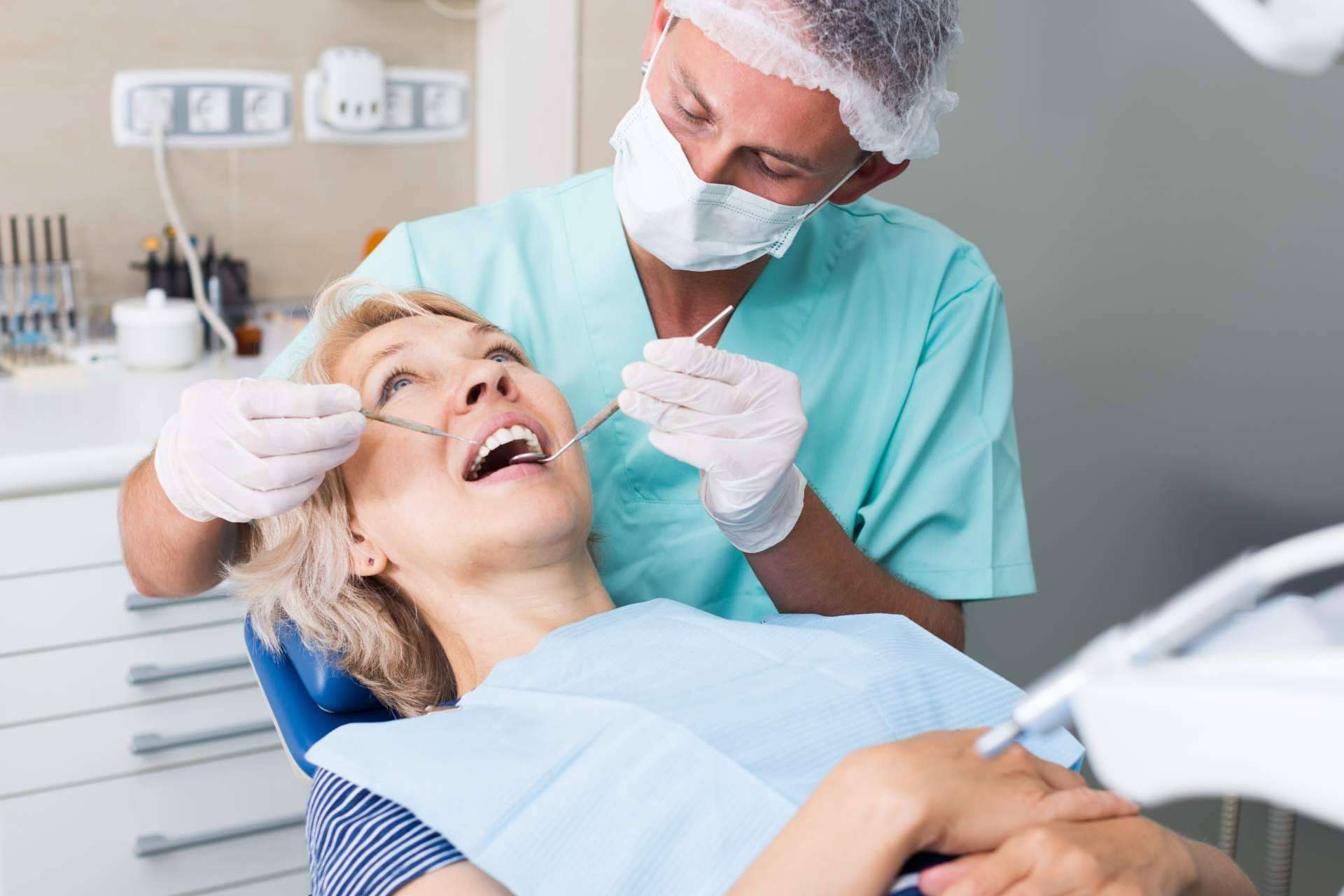 Colocar implantes en Valencia a pacientes con enfermedades periodontales es posible con los expertos de Clínica Viasalud