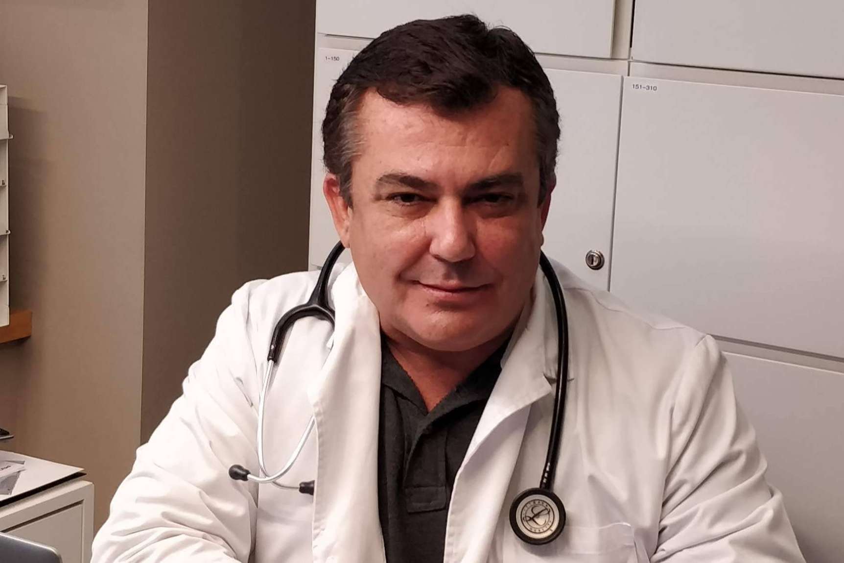 Someterse a una blefaroplastia no quirúrgica para el tratamiento de párpados superiores o inferiores