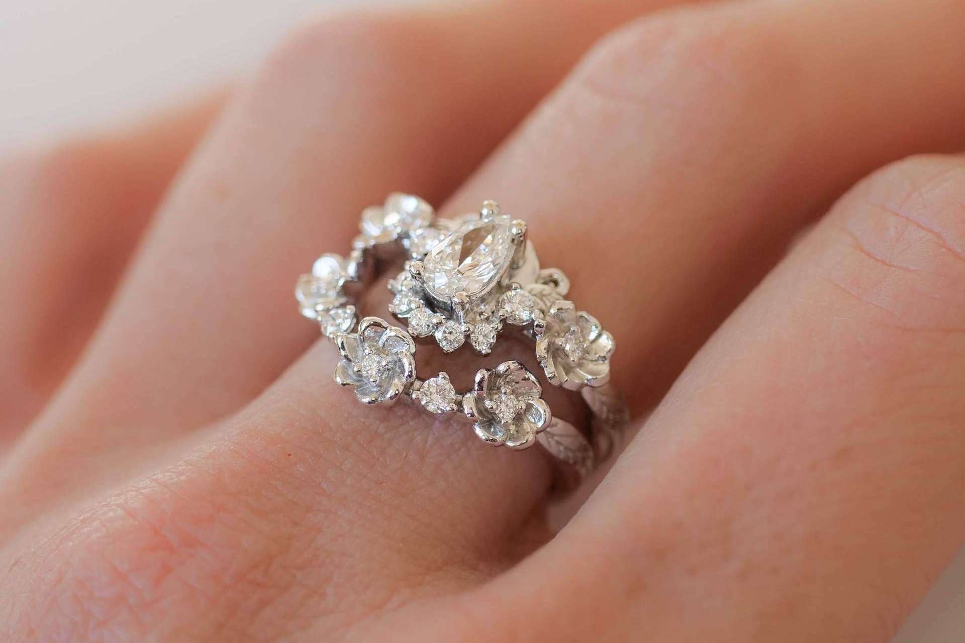 La firma familiar Eden Garden Jewelry ayuda a encontrar la talla exacta para el anillo de compromiso