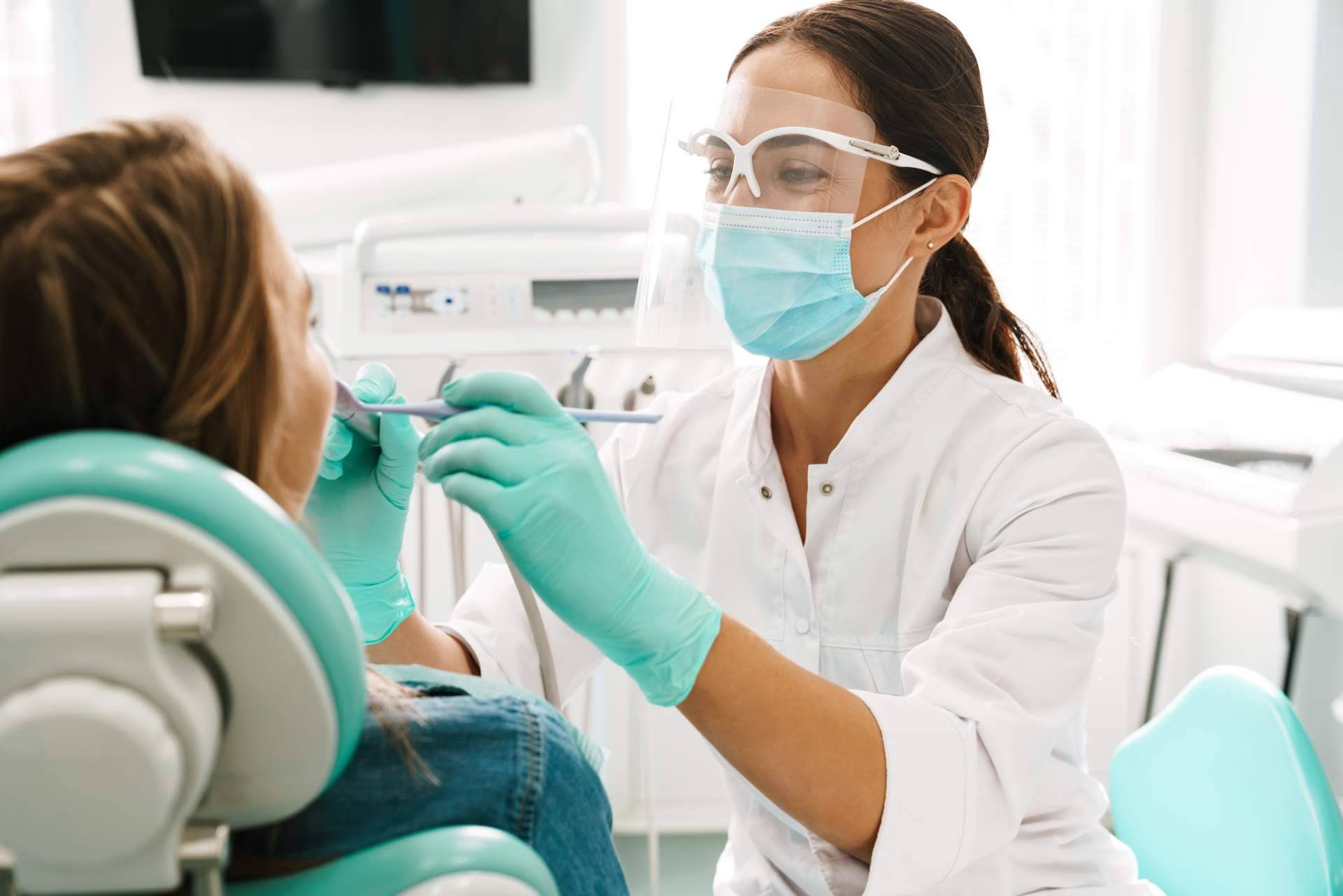 La Clínica Dental Alberto Rodríguez recalca la importancia de ir al dentista y de mantener una buena salud bucal