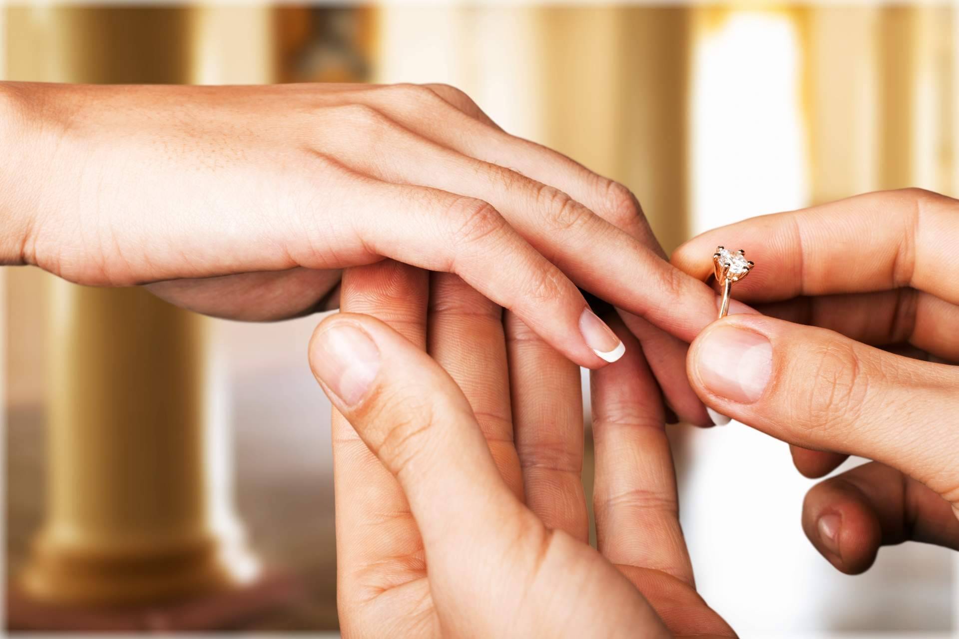 El Rubí Joyeros ofrece anillos de compromiso para que sea un pacto brillante