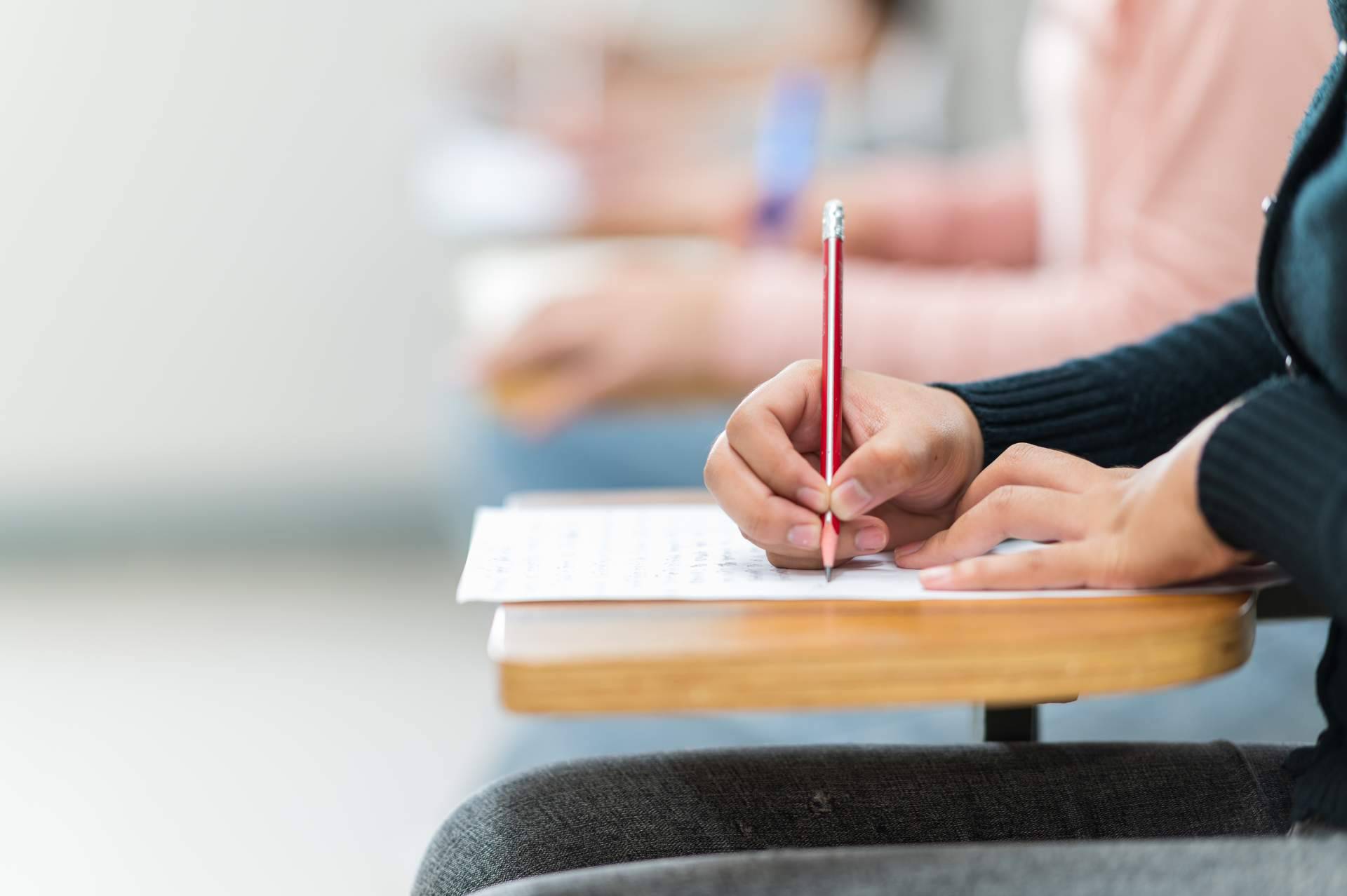 ¿Cuáles son los beneficios de preparar las oposiciones de Correos con una academia?
