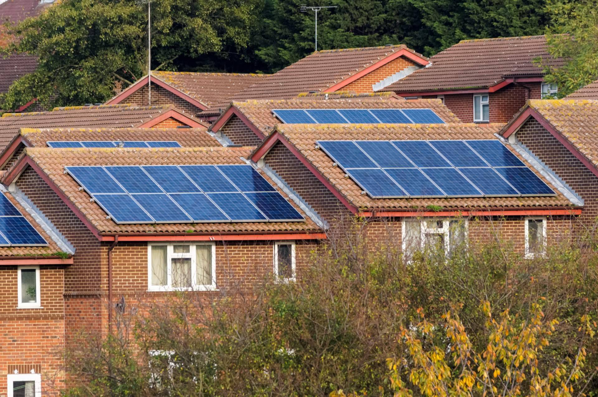 ¿Cuáles son los requisitos para instalar placas solares en casa?