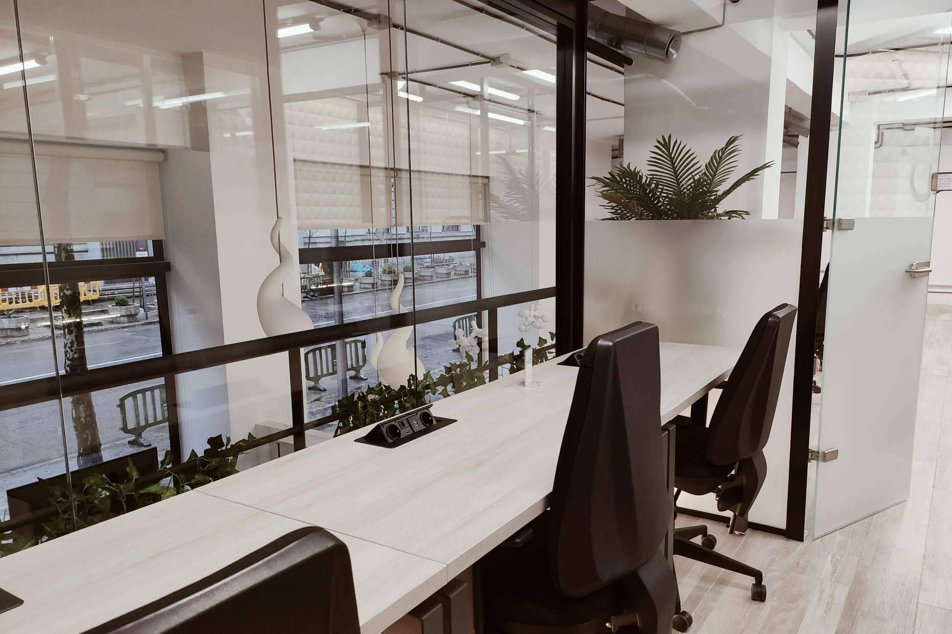 La empresa Coworking Bernabéu dispone también de despachos privados y salas de reunión