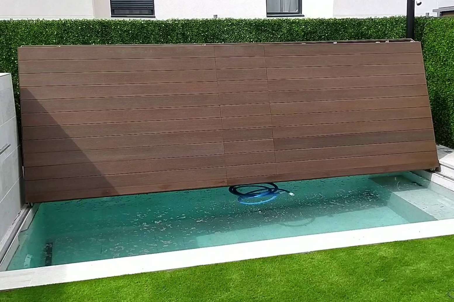 Las cubiertas de piscinas de NewCover permiten mantenerlas limpias durante todo el año