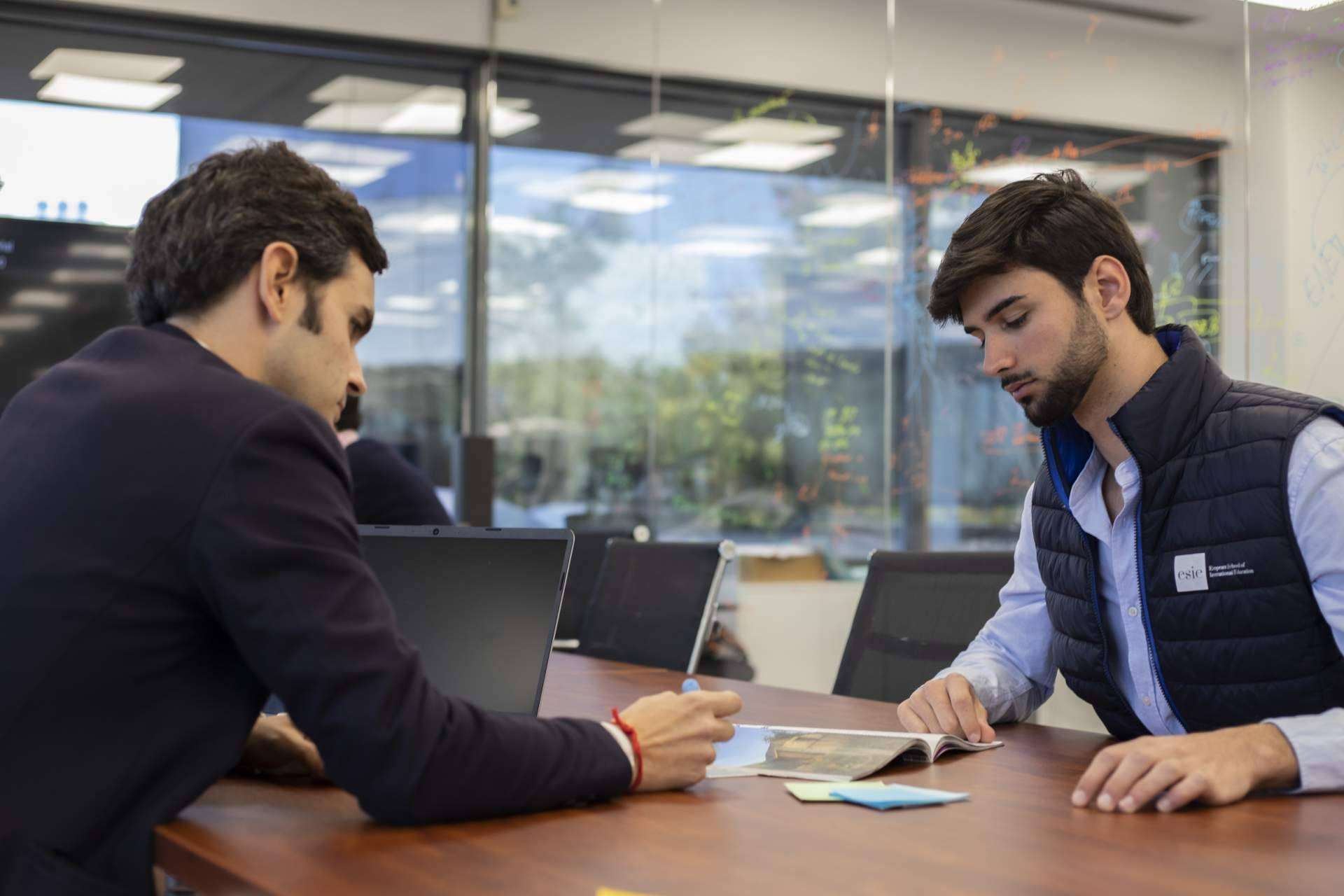 Una formación online de primer nivel y con duración de un año que concilia la vida personal del alumno con su crecimiento profesional, el MBA con especialización de la mano de ESIE