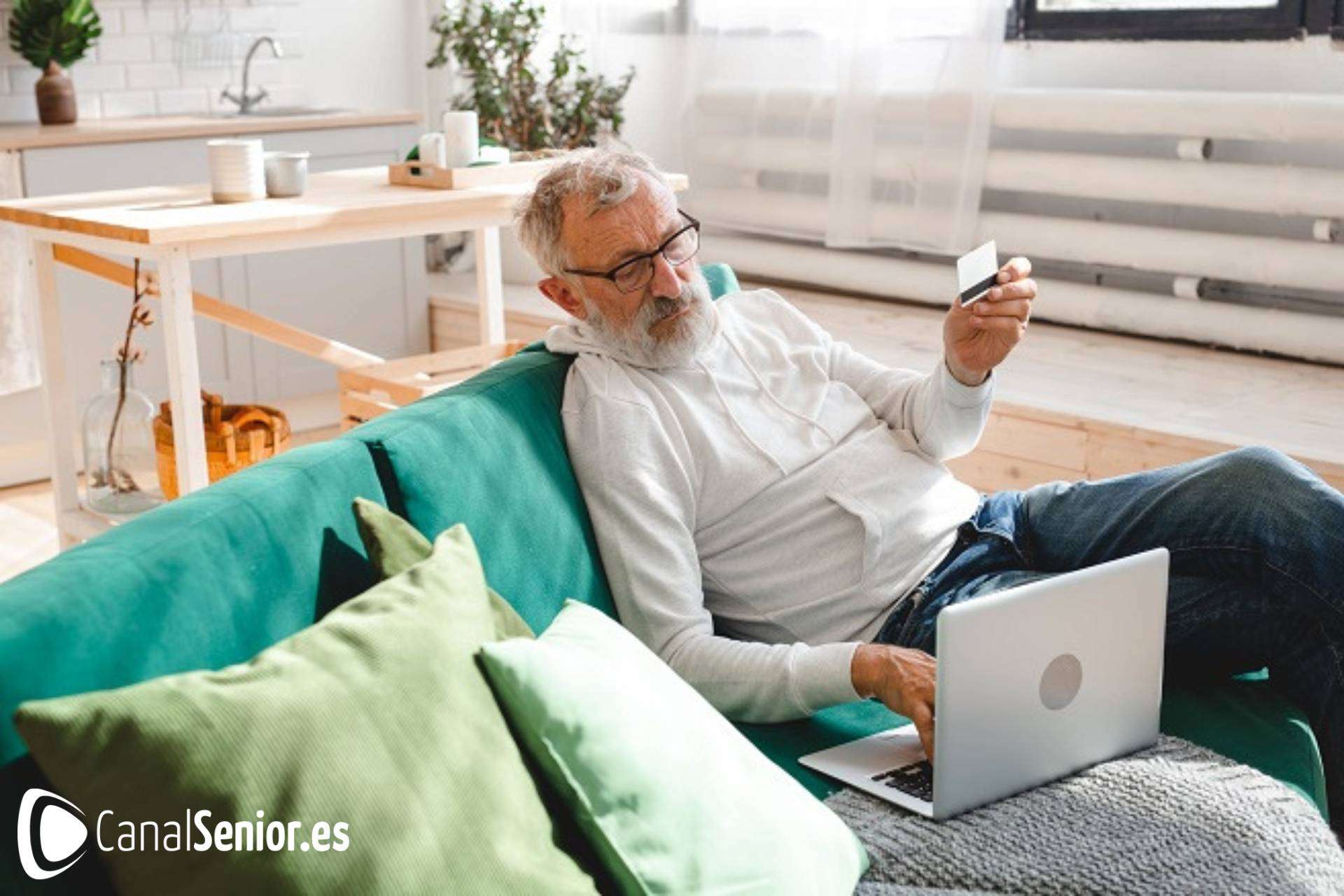 Adquirir el conocimiento y las competencias digitales necesarias para llevar a cabo trámites telemáticos es posible gracias al curso online de Canal Sénior
