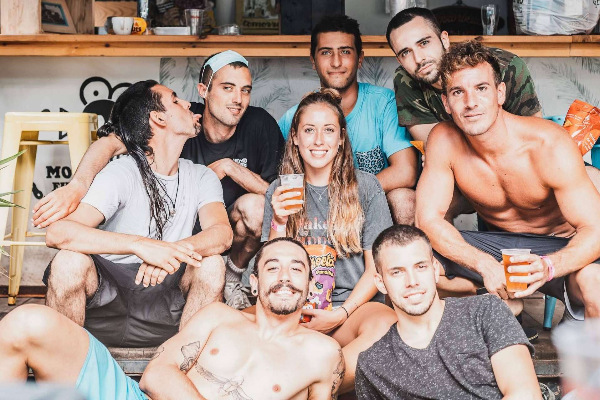 Personas de todas las edades pueden encontrar clases en el surfcamp Las Dunas