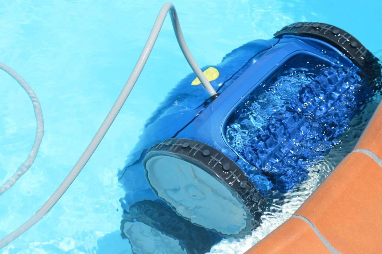 Swimhome dispone de robot limpiafondos automatizados de piscinas