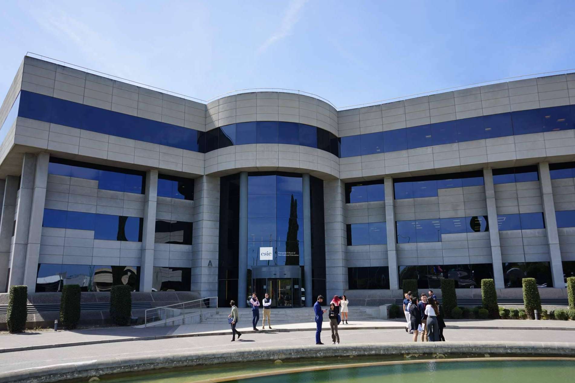 Fomentar el talento y el liderazgo empresarial con el programa de becas de la escuela de negocios ESIE