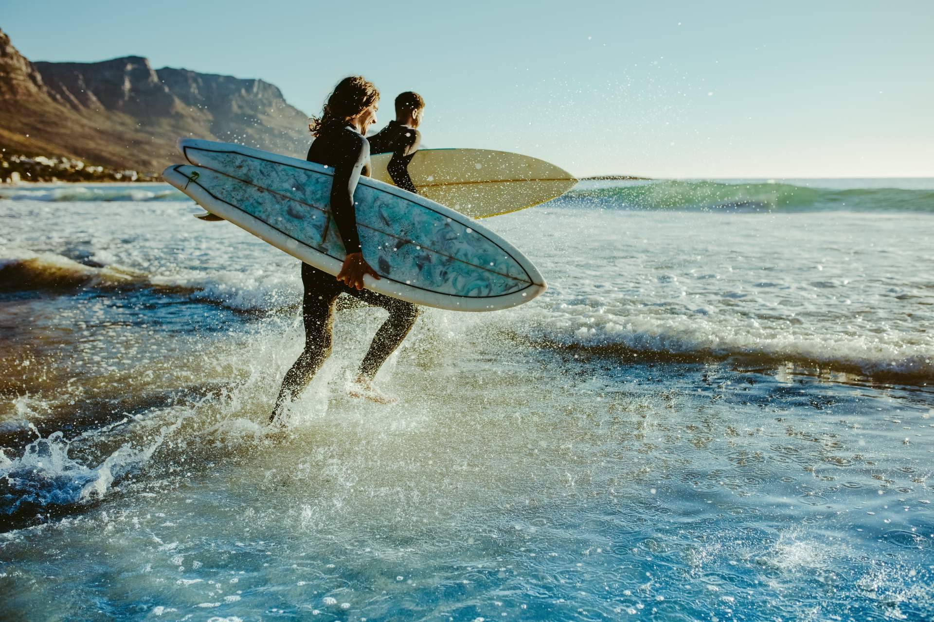 El surf camp para adultos de Watsay en la playa de Berria