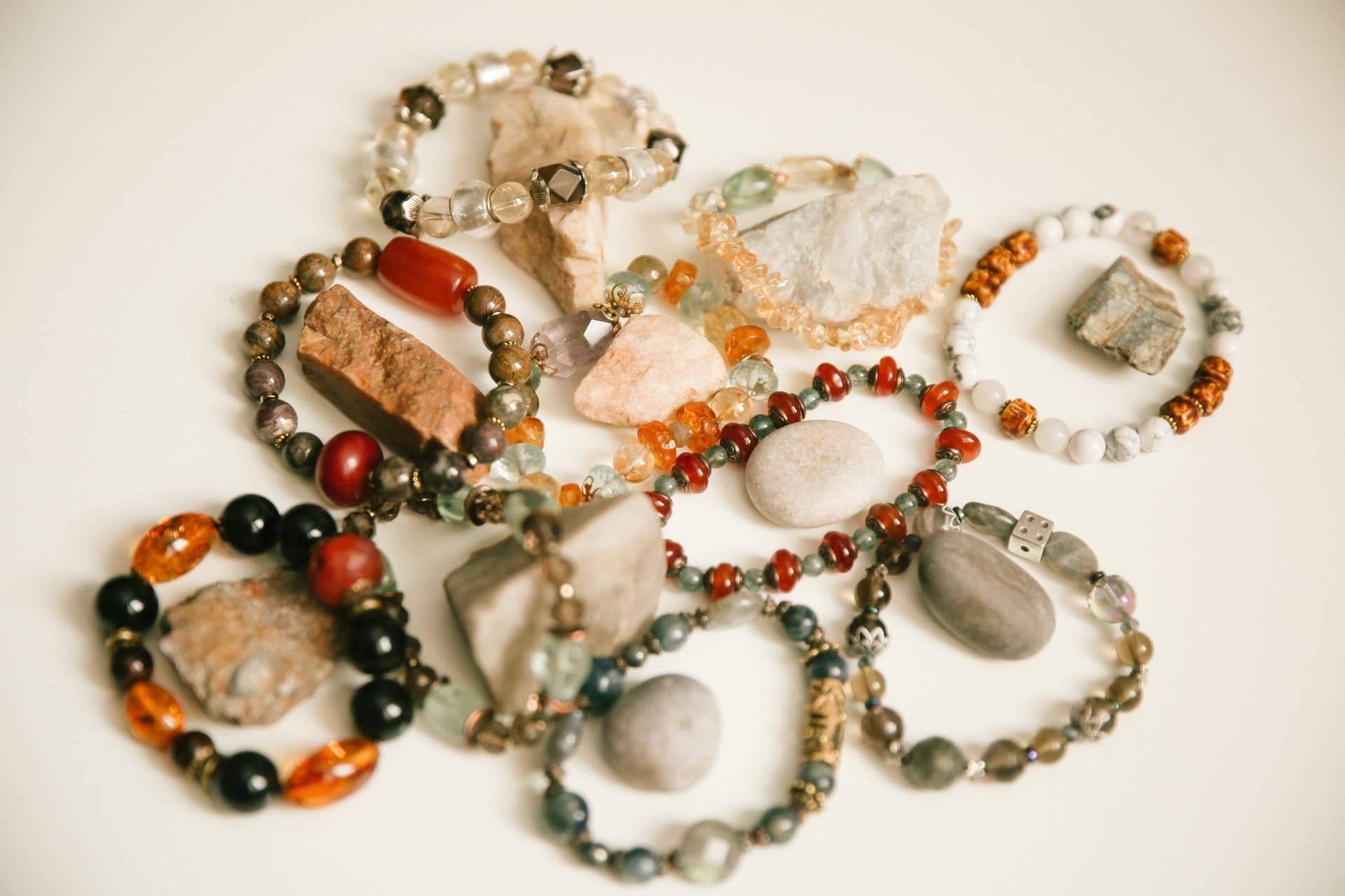 ¿Cuáles son los beneficios de las pulseras de piedras para la salud?