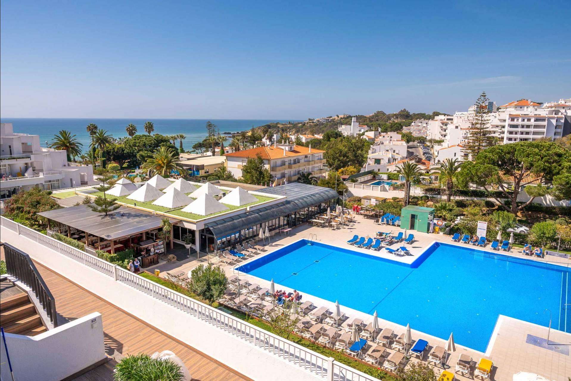 Alojarse en villas y apartamentos con ISholidays.com y disfrutar del encanto que ofrecen Lisboa y Algarve