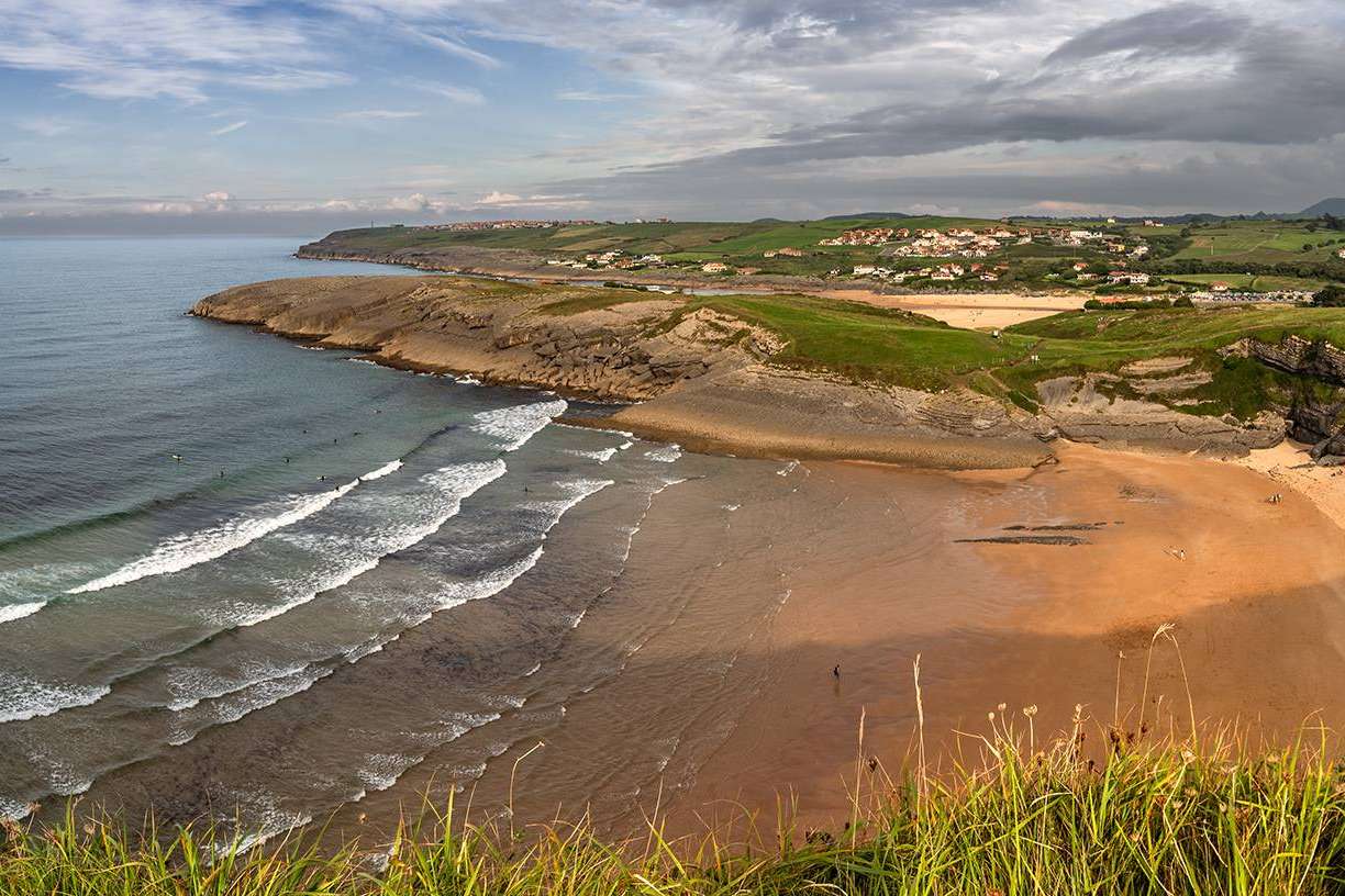 Más de 30 años de experiencia en el campamento de surf ubicado en Cantabria Ajo Natura