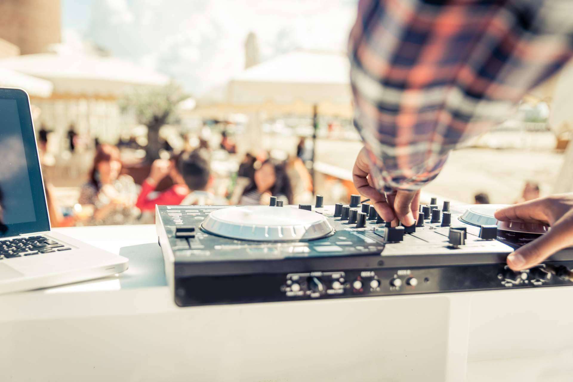 La trayectoria musical de DJ Paco Gomez, el dj para eventos