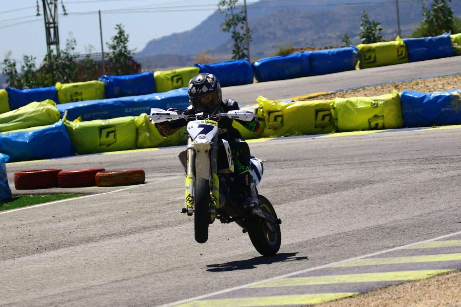 Marc Moñinos Esteve, patrocinado por el centro Élite Capilar, lidera por el momento el Campeonato Nacional de Supermoto 85cc