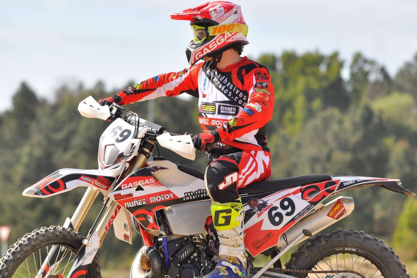 Personalizar las motos off road con los plásticos y adhesivos de ADHESIVOSEMBARRADOS