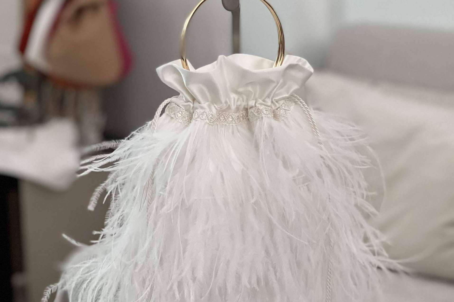 La versatilidad de los bolsos bombonera para novia de Carmen Fernández Complementos