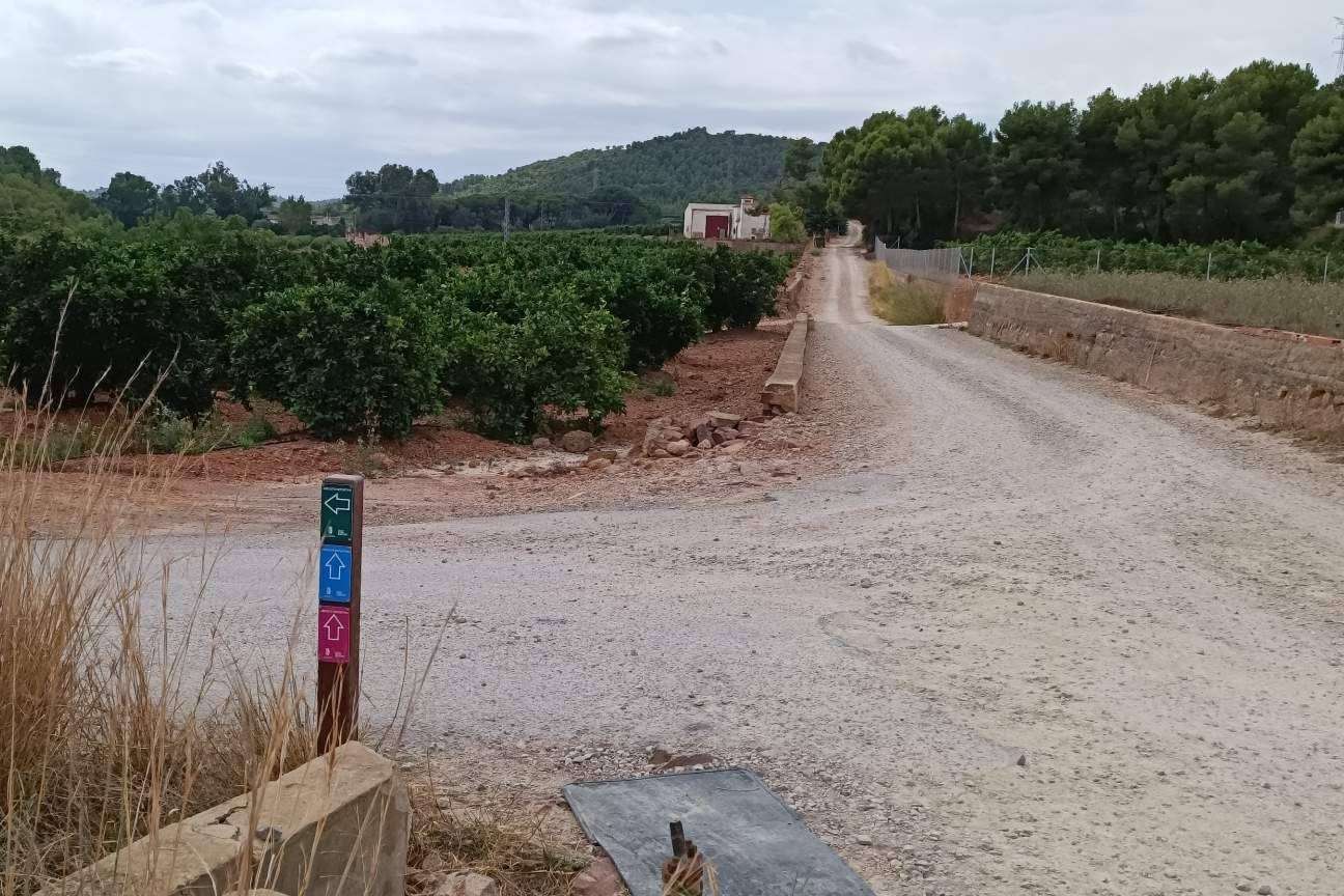 Balizas de plástico reciclado para el montaje y la habilitación de senderos rurales, por Abadecom