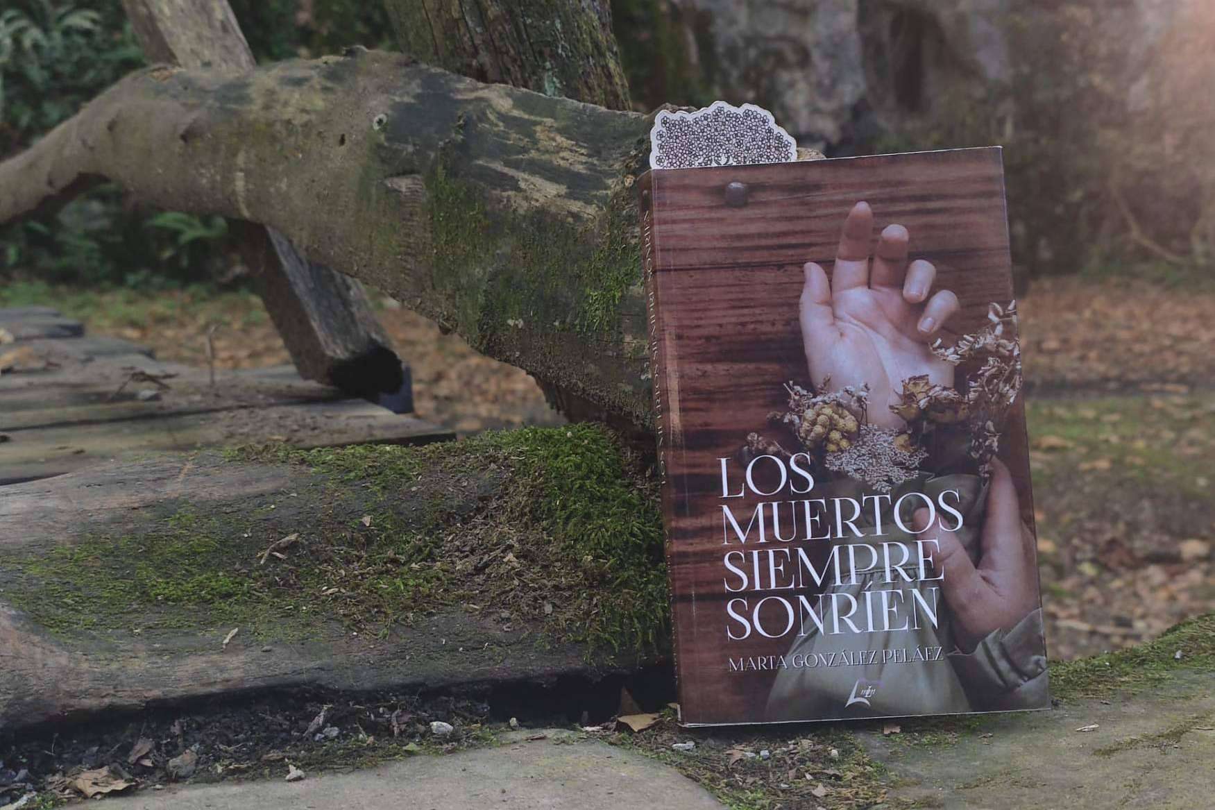 La autora de 'Los muertos siempre sonríen', Marta González Peláez, acudirá a la Feria del Libro de Murcia