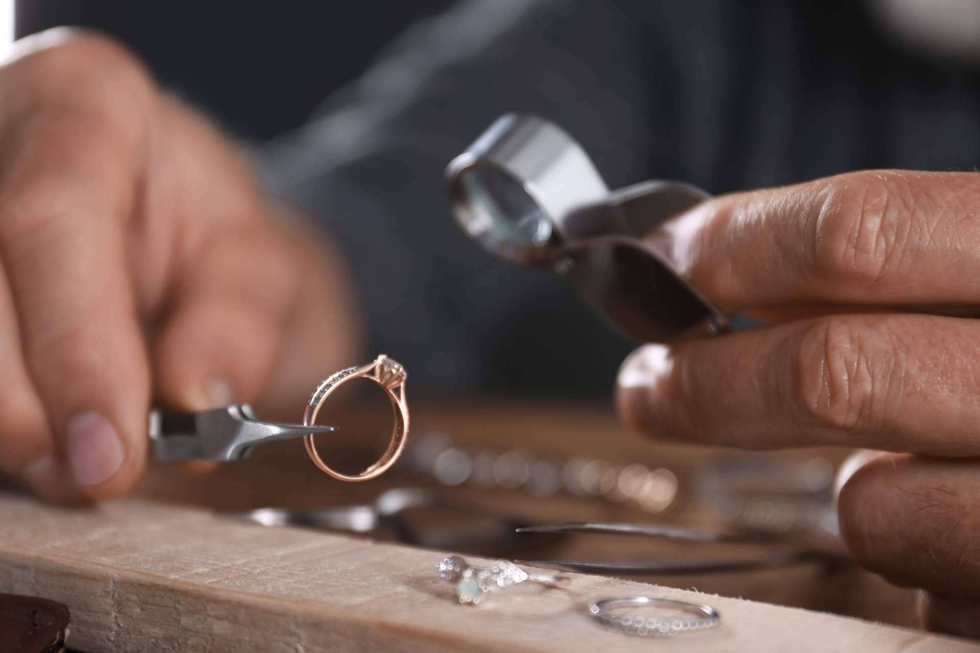 ¿Por qué adquirir un anillo de compromiso de oro blanco?