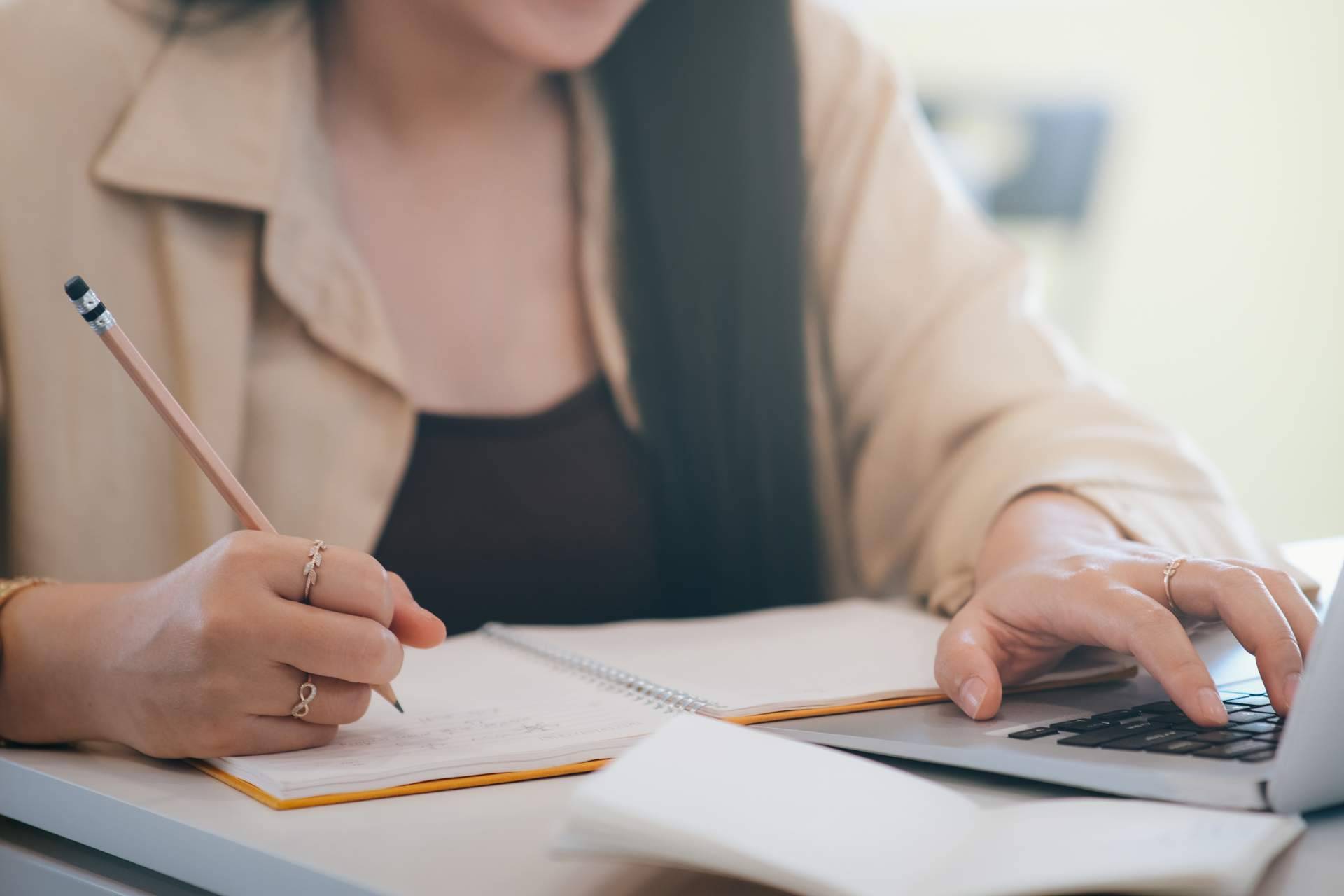 Los profesionales de Ayuda Universitaria  ayudan a aprobar el TFG, TFM o la Tesis Doctoral