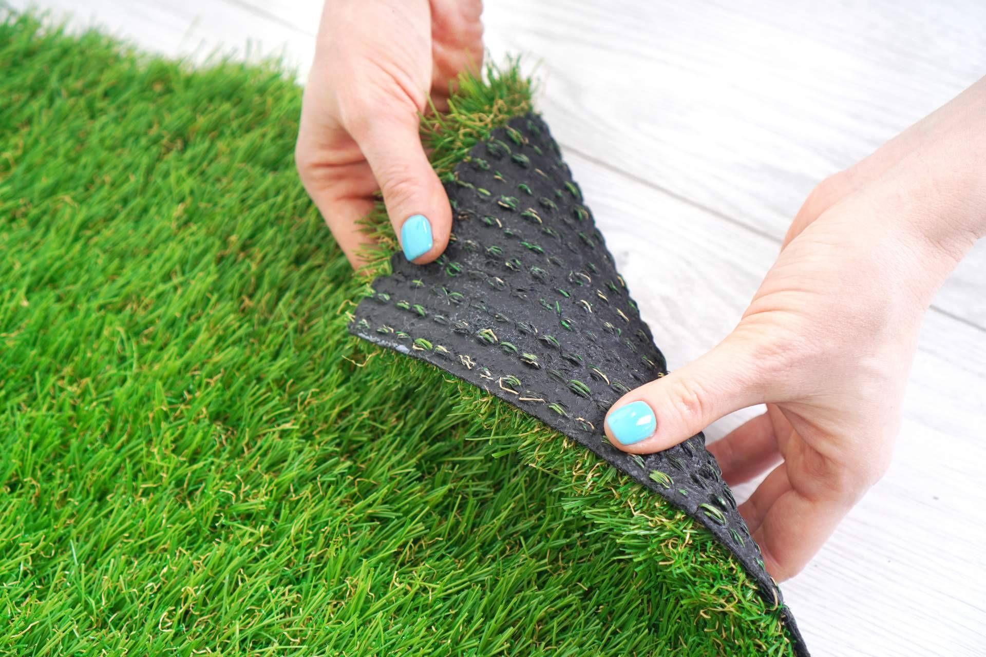 Césped artificial para decorar jardines y terrazas, de la mano de JardínVertical.es
