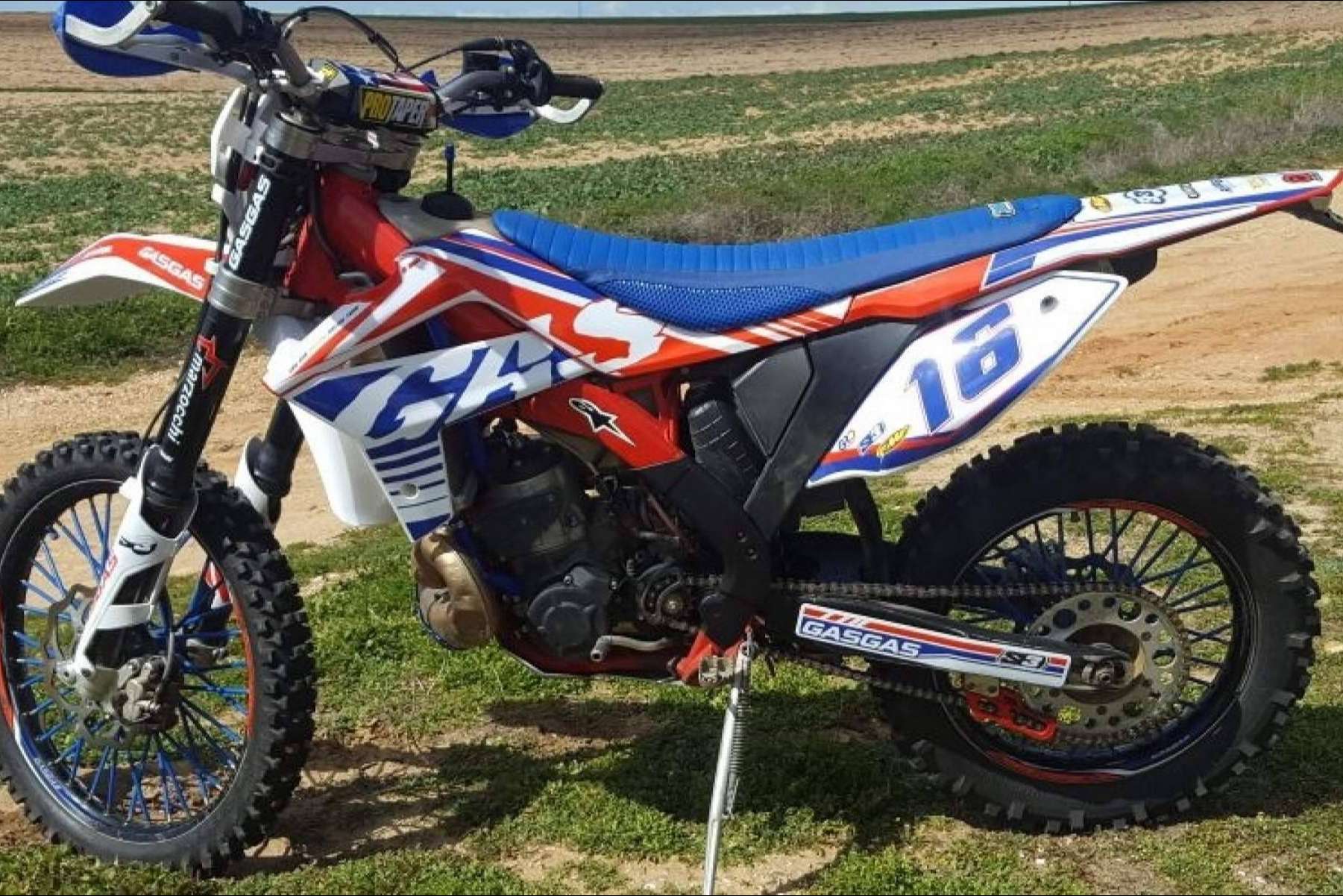 Los adhesivos personalizados para dar un nuevo estilo a la moto de ADHESIVOSEMBARRADOS
