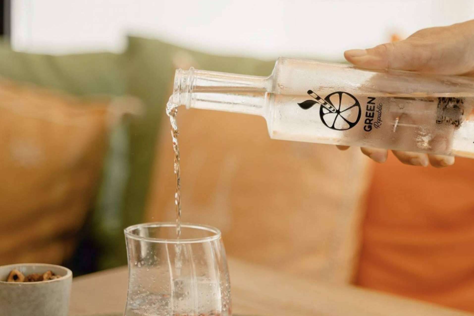 Los envases de vidrio reutilizables de la empresa Agua Local