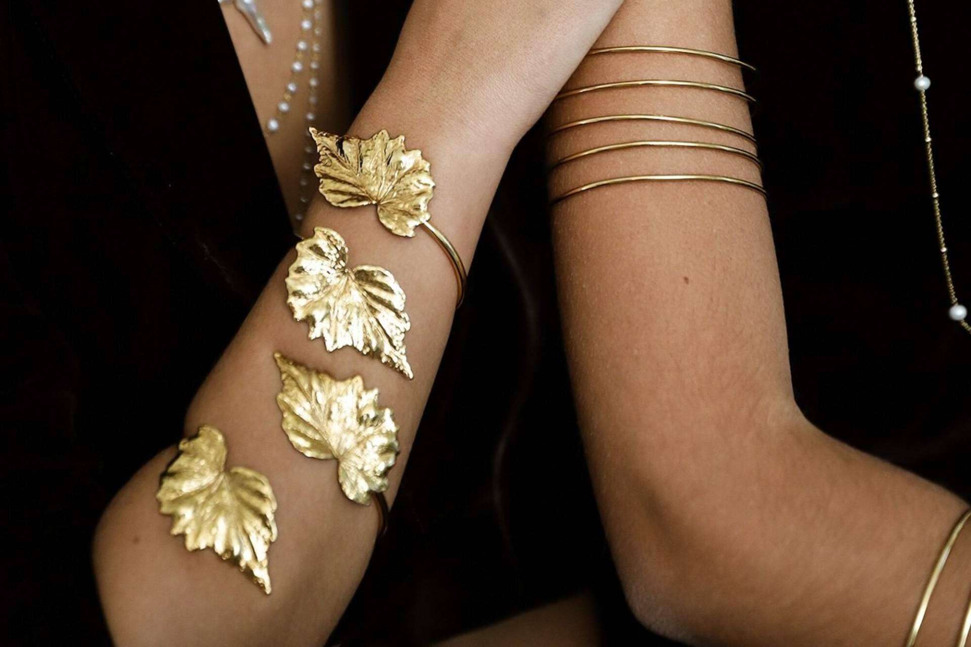 Los looks de 2023, la tendencia de brazaletes y chokers