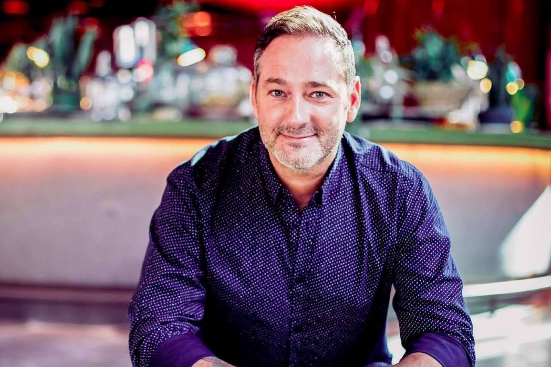 Rubén Turienzo ayuda a conocer el universo político con sus libros