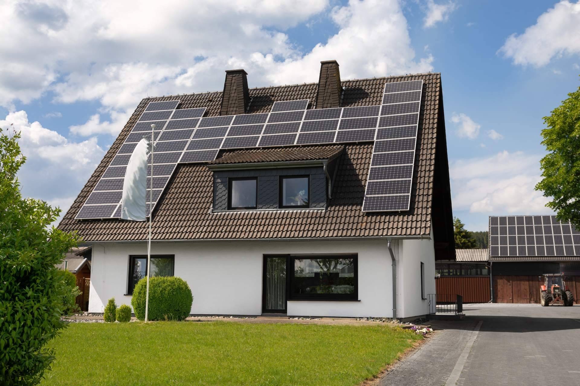 Los beneficios de instalar paneles solares en casa, según Solarinstala