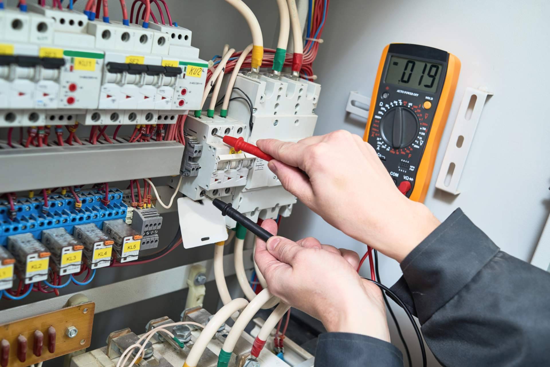 Soluciones González ofrece a sus clientes un equipo de electricistas Málaga 24h para solucionar cualquier urgencia