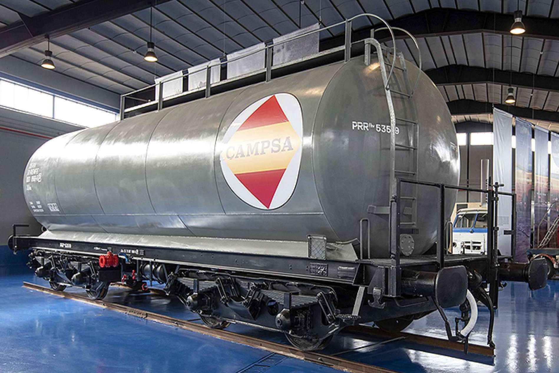 Se restaura un histórico vagón cisterna de CAMPSA por la Fundación del Patrimonio Ferroviario