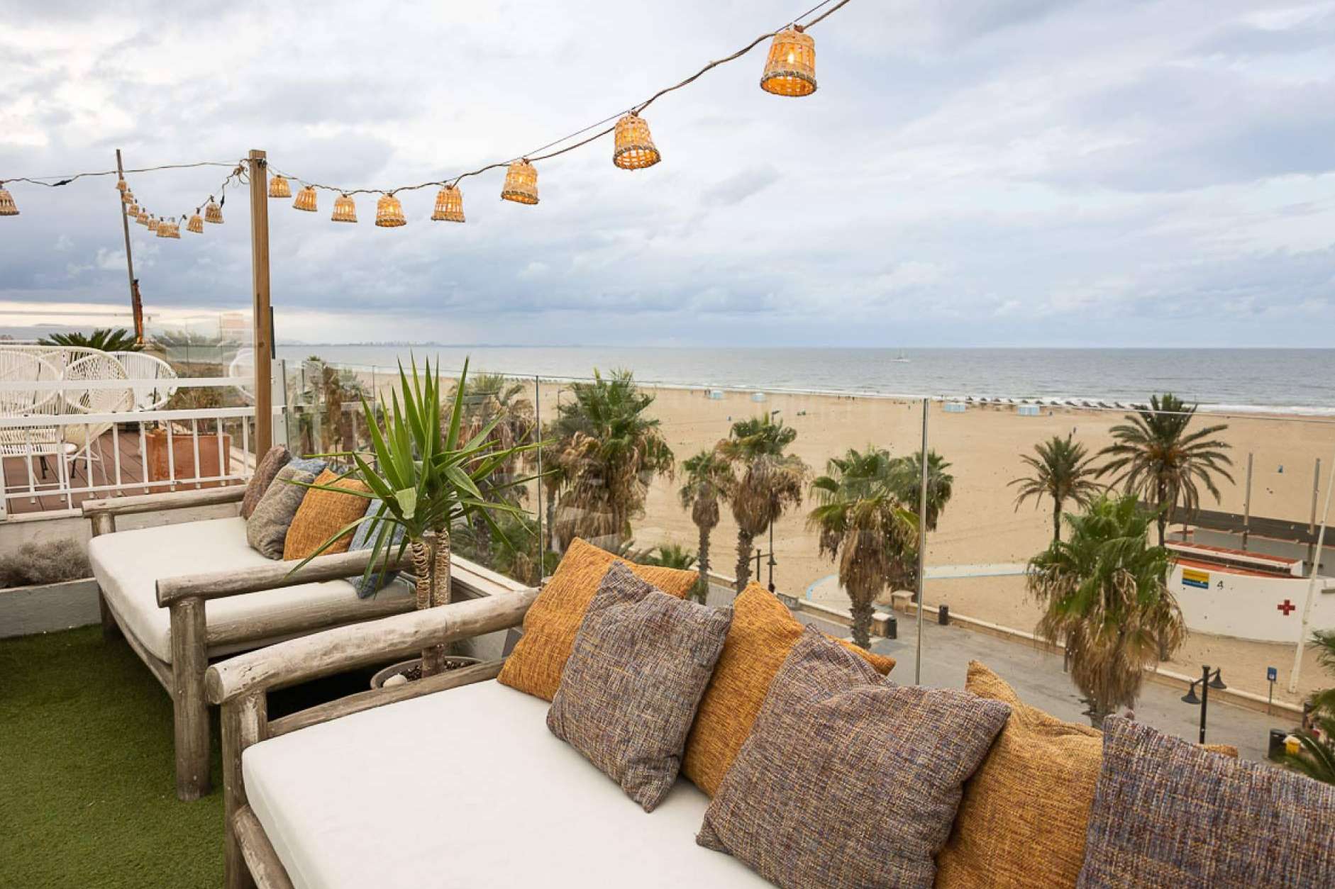 Cerca de la playa de Las Arenas, el restaurante mediterráneo Sabbia by Gabbeach cuenta con un hotel de diseño único
