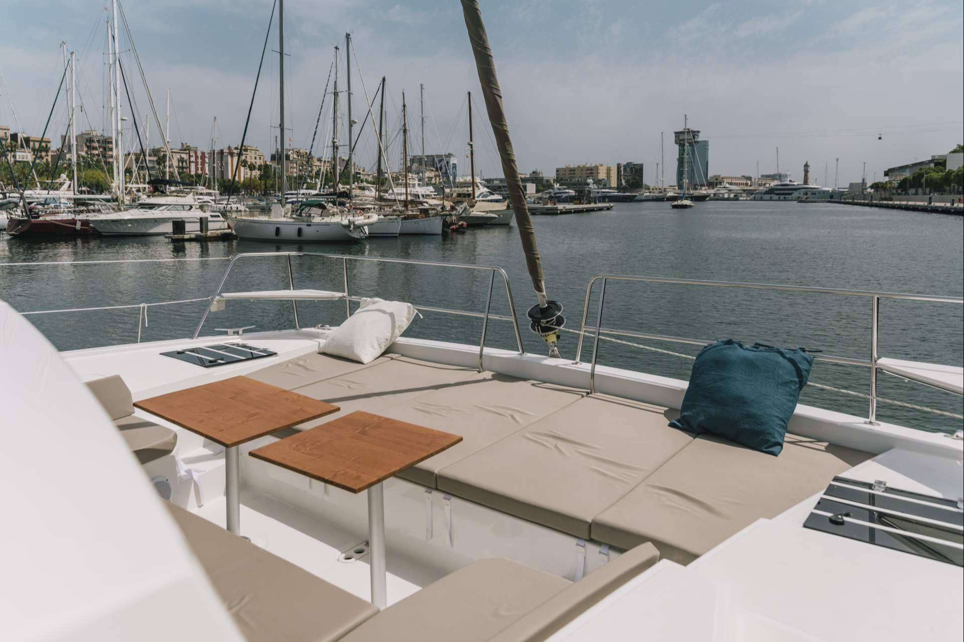 Sondevela permite disfrutar de un catamarán privado en Barcelona