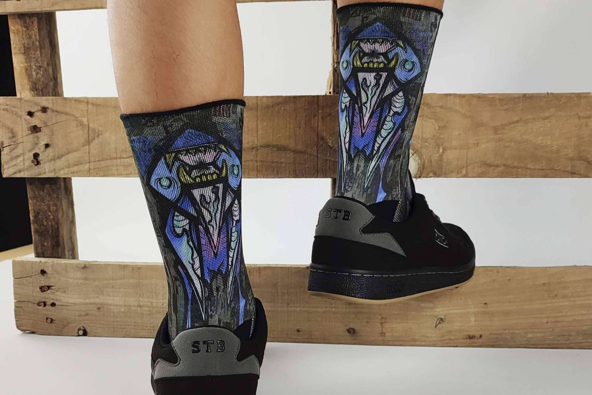 Entrevista a los fundadores de Isokisi, la marca de calcetines originales que combina moda y arte