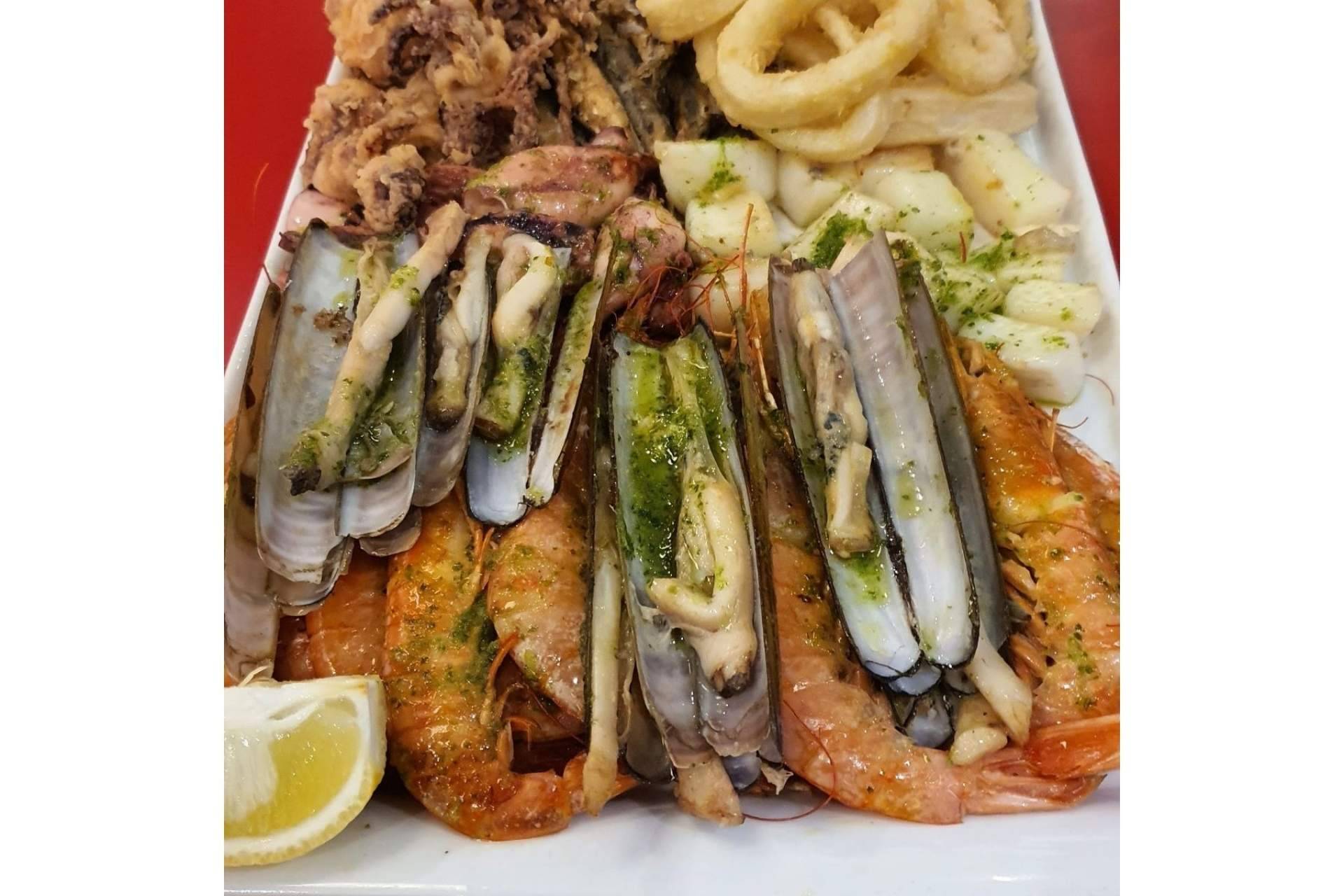 La bandeja de fritura y marisco, la especialidad del restaurante valenciano La Taberna Casera