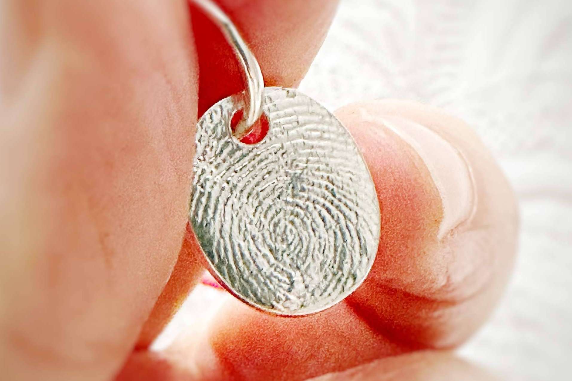 La marca de joyas, Dejando Huellas, da un significado a los colgantes con el grabado de las huellas dactilares