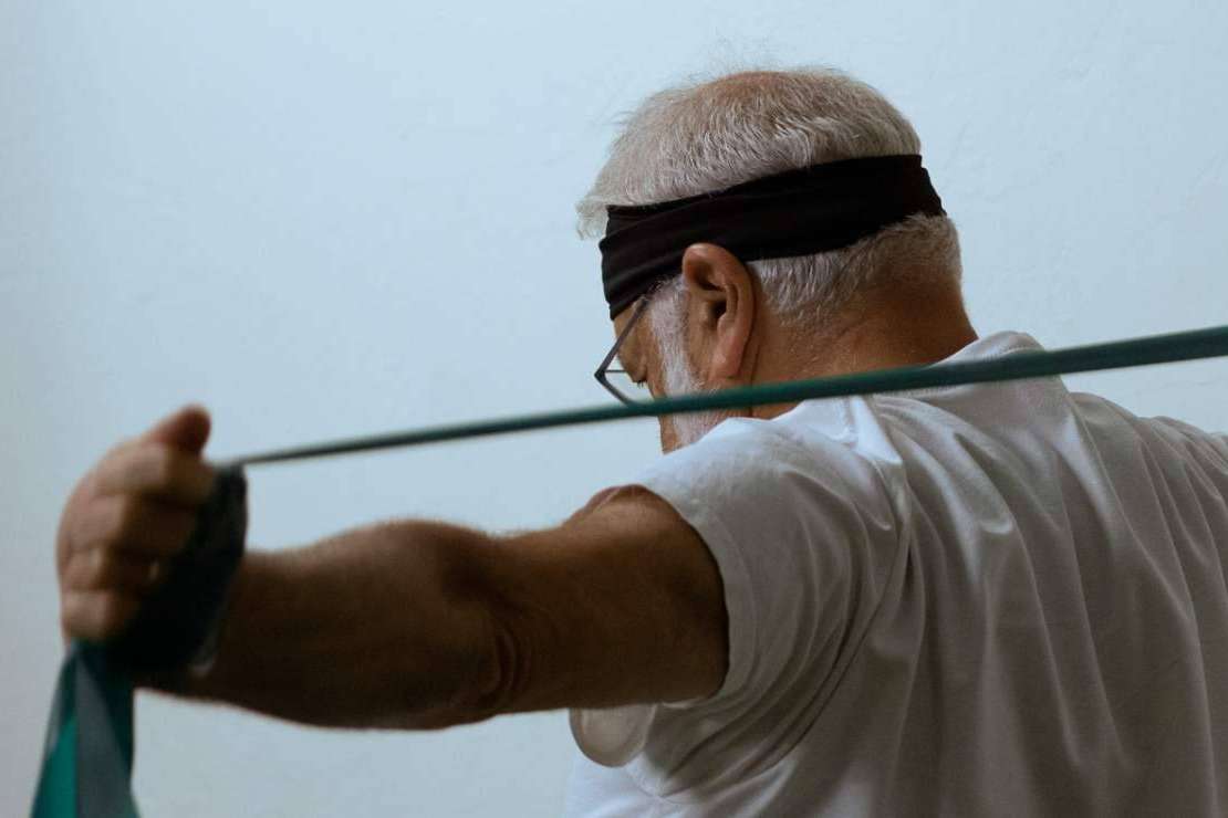 Por qué es importante entrenar la fuerza en personas mayores de 60 años, con Muévete Conmigo