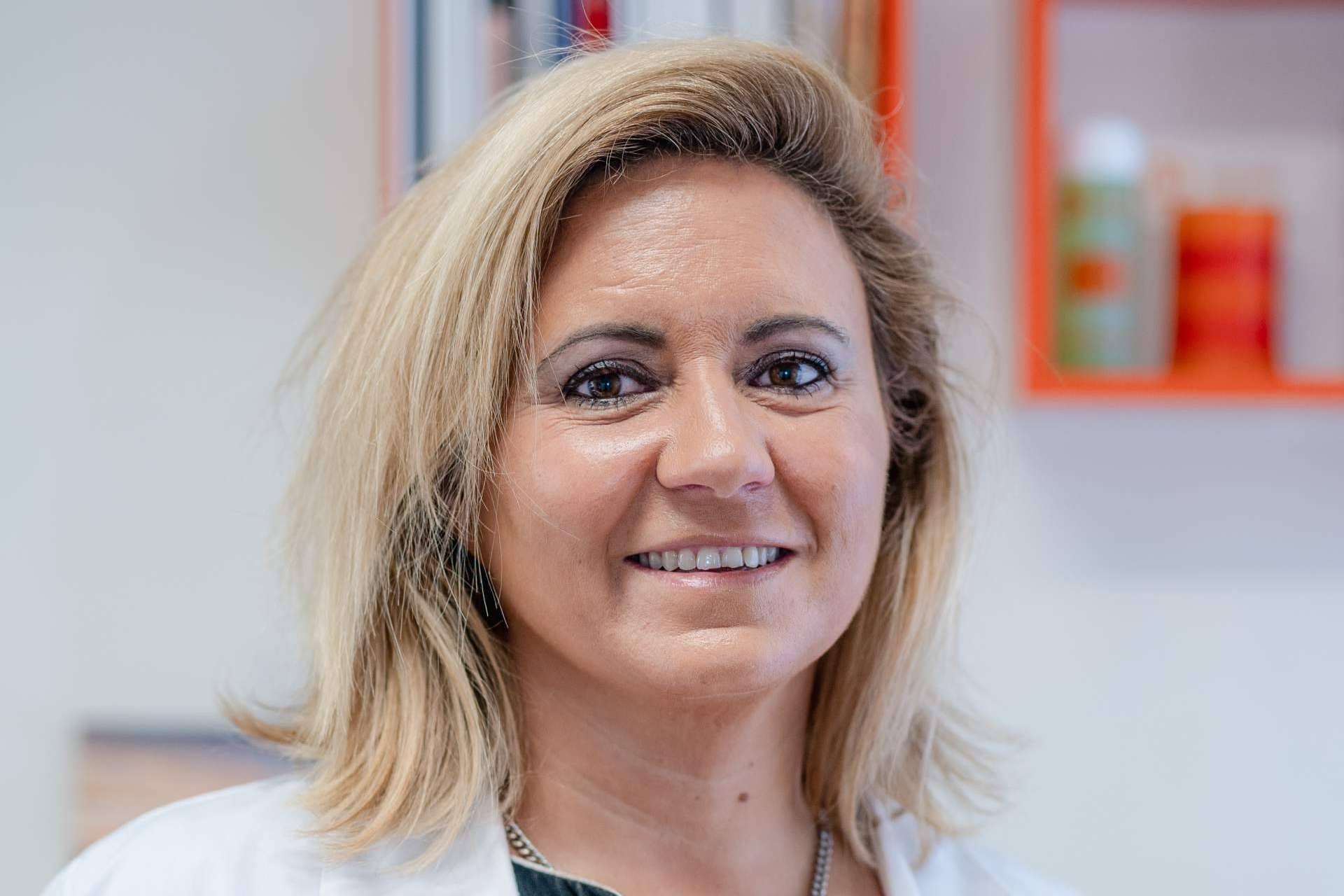Tres problemas dérmicos que pueden tratarse en la Clínica Capilar Laura Agrelo, caspa, grasa y seborrea