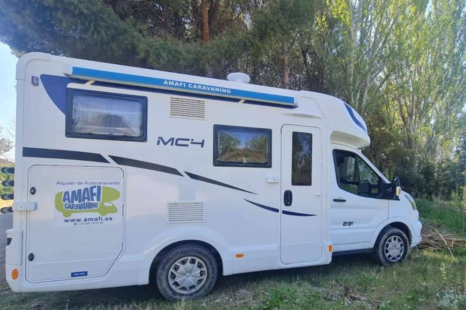 Amafi Caravaning alquila diversos tipos de autocaravanas a un precio económico con todo incluido