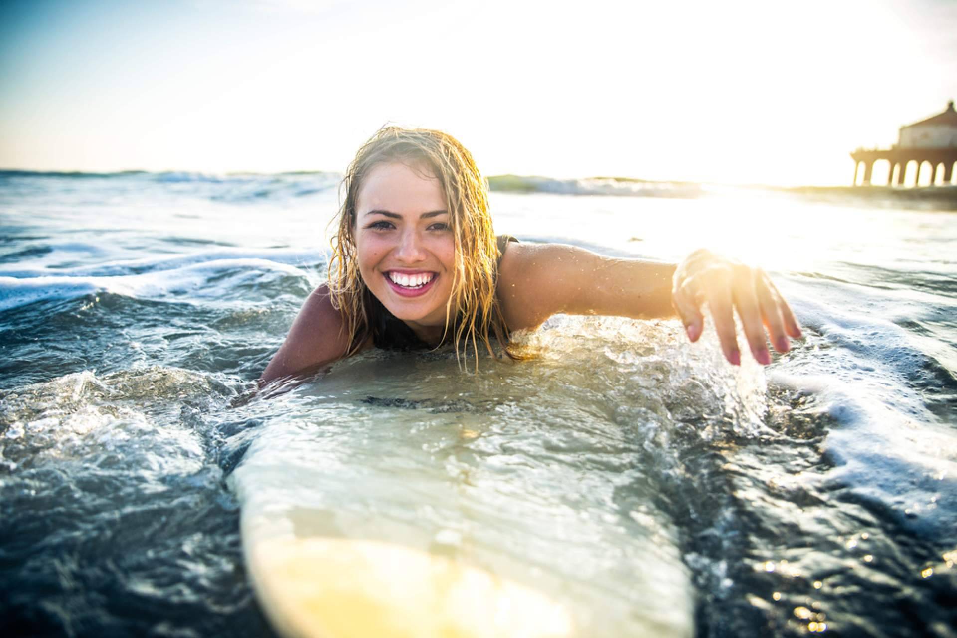 El acompañamiento en un deporte como el surf para mejorar el aprendizaje, con Poseidon Surf Academy