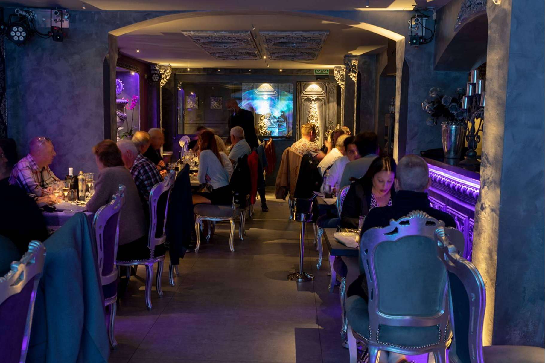 Cómo es una cena espectáculo con música en directo en ZAK Rendez Vous