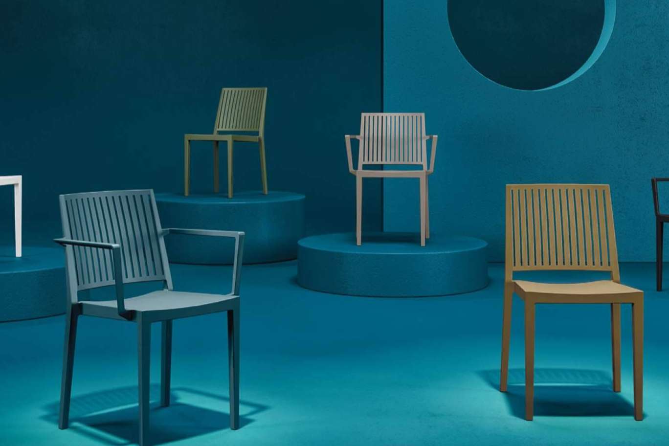 Las sillas de resina son una solución económica y estética que ofrece Muebles-Hostelería