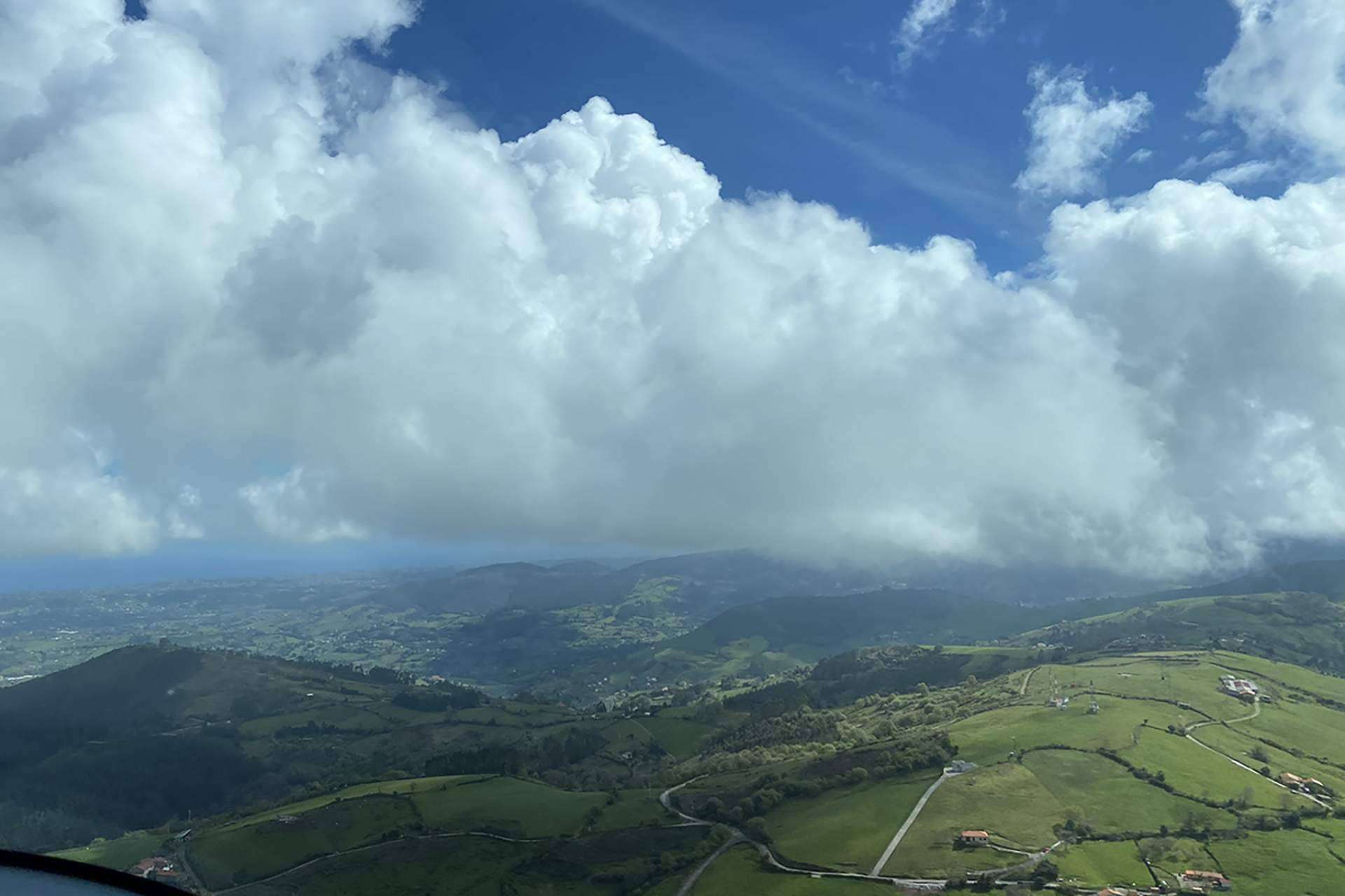 Volar en Asturias con los cursos de pilotaje de ultraligero de Asturfly