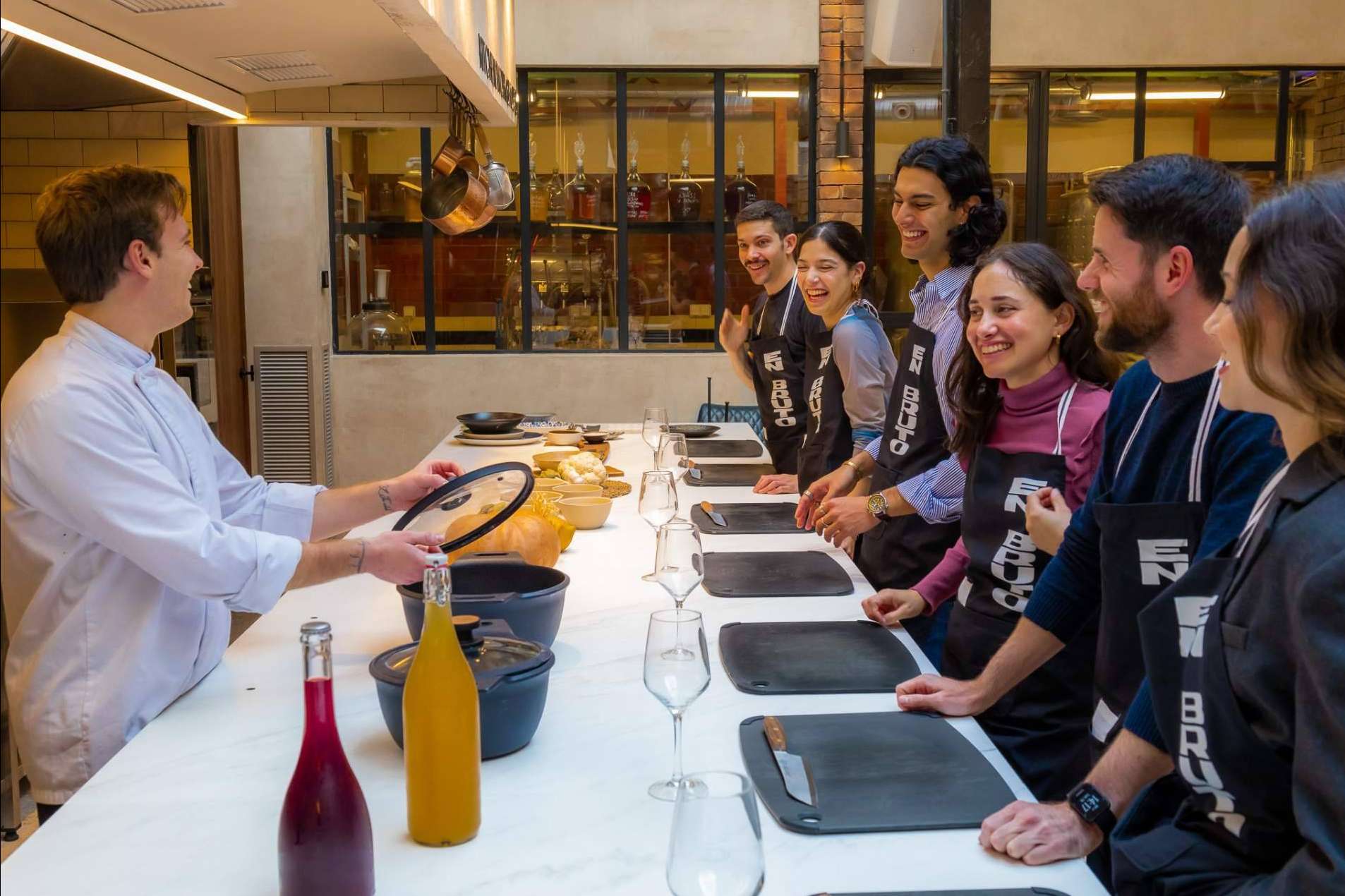 El Grupo Lamucca inaugura los cursos de cocina de su nuevo espacio gastro en Salesas, En Bruto