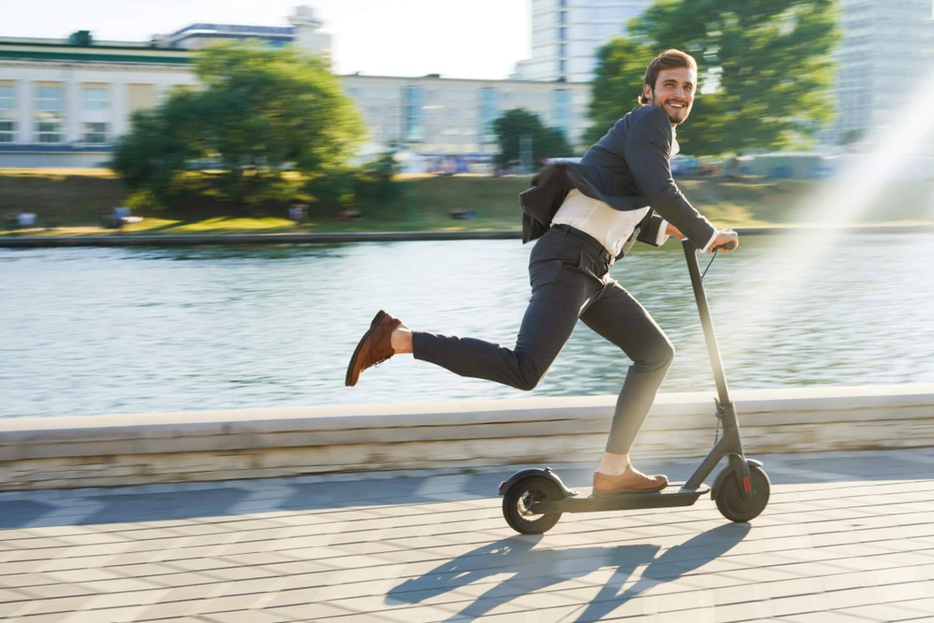 Los beneficios de optar por patinetes eléctricos reacondicionados, con rhyde